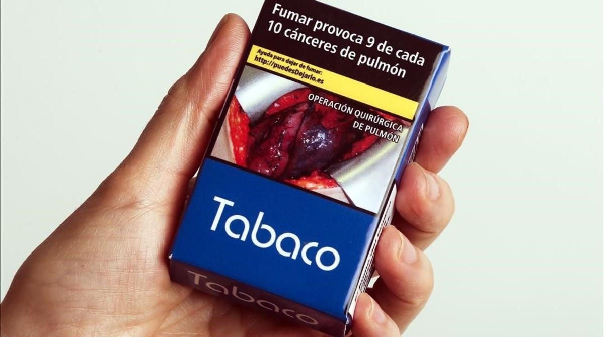 Tras las últimas restricciones, en España aún figura bien visible el nombre de la marca de tabaco en las cajetillas (Tabaco, en la imagen, para evitar la publicidad).   