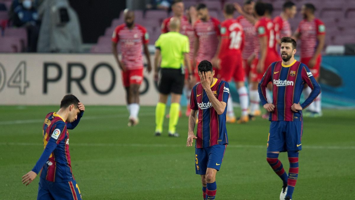 Pedri, Busquets y Piqué, desolados mientras los jugadores del Granada festejan el segundo gol. Pedri, Busquets y Piqué, desolados mientras los jugadores del Granada festejan el segundo gol.