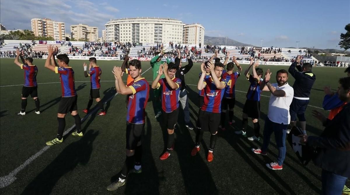 Los jugadores del Eldense corresponden a los aplausos de los aficionados. Los jugadores del Eldense corresponden a los aplausos de los aficionados.