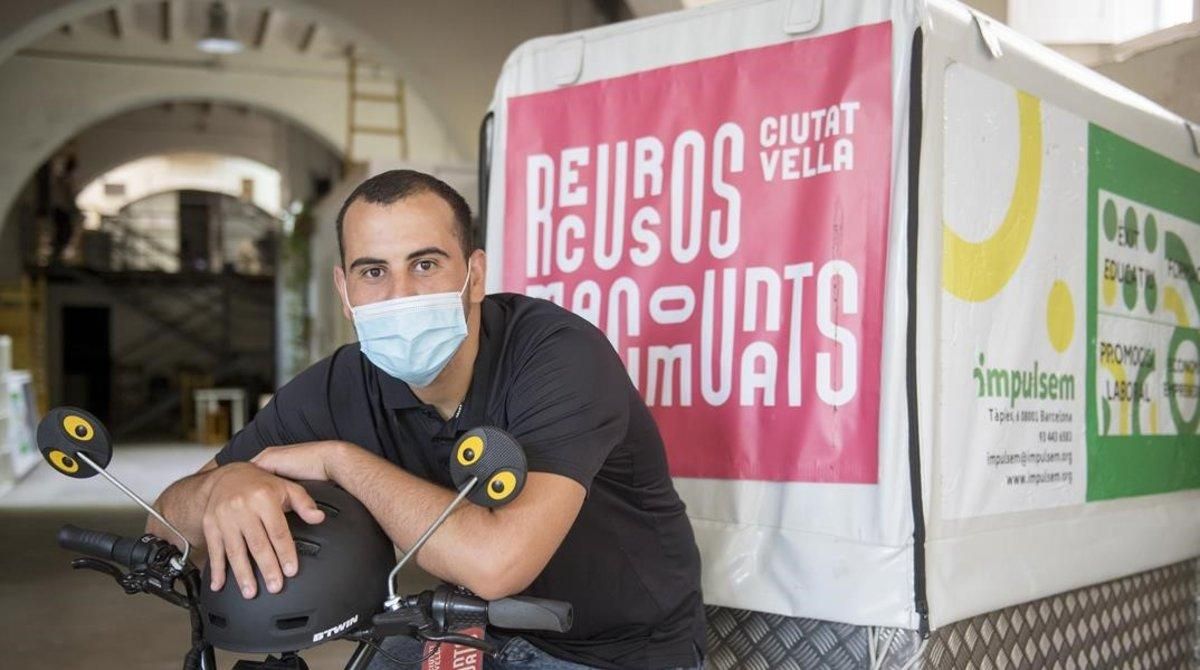 Mohamed Sbiti en la bicicleta con la que hace los repartos por Ciutat Vella. Mohamed Sbiti en la bicicleta con la que hace los repartos por Ciutat Vella.