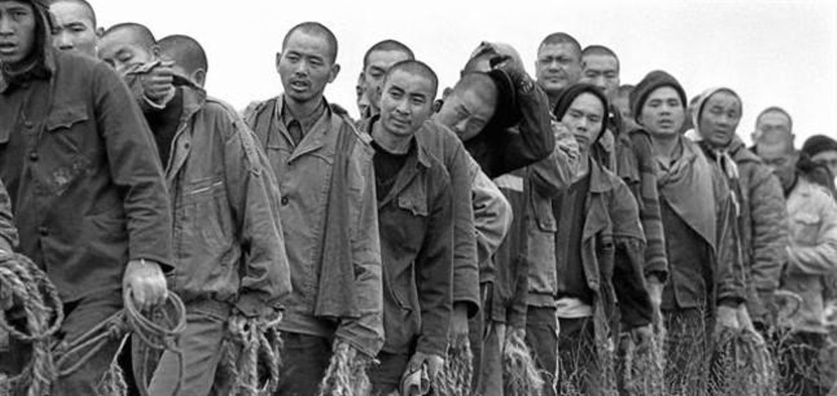 Presos chinos regresan tras recolectar algodón en un campo de Hubei (centro). Presos chinos regresan tras recolectar algodón en un campo de Hubei (centro).