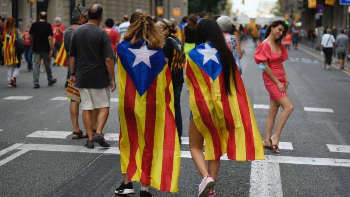 Barcelona. 11.09.2021. Política. Detalle de la concentración en la Vía Layetana durante la manifestación independentista con motivo de la Diada. Fotografía de Jordi Cotrina Barcelona. 11.09.2021. Política. Detalle de la concentración en la Vía Layetana durante la manifestación independentista con motivo de la Diada. Fotografía de Jordi Cotrina