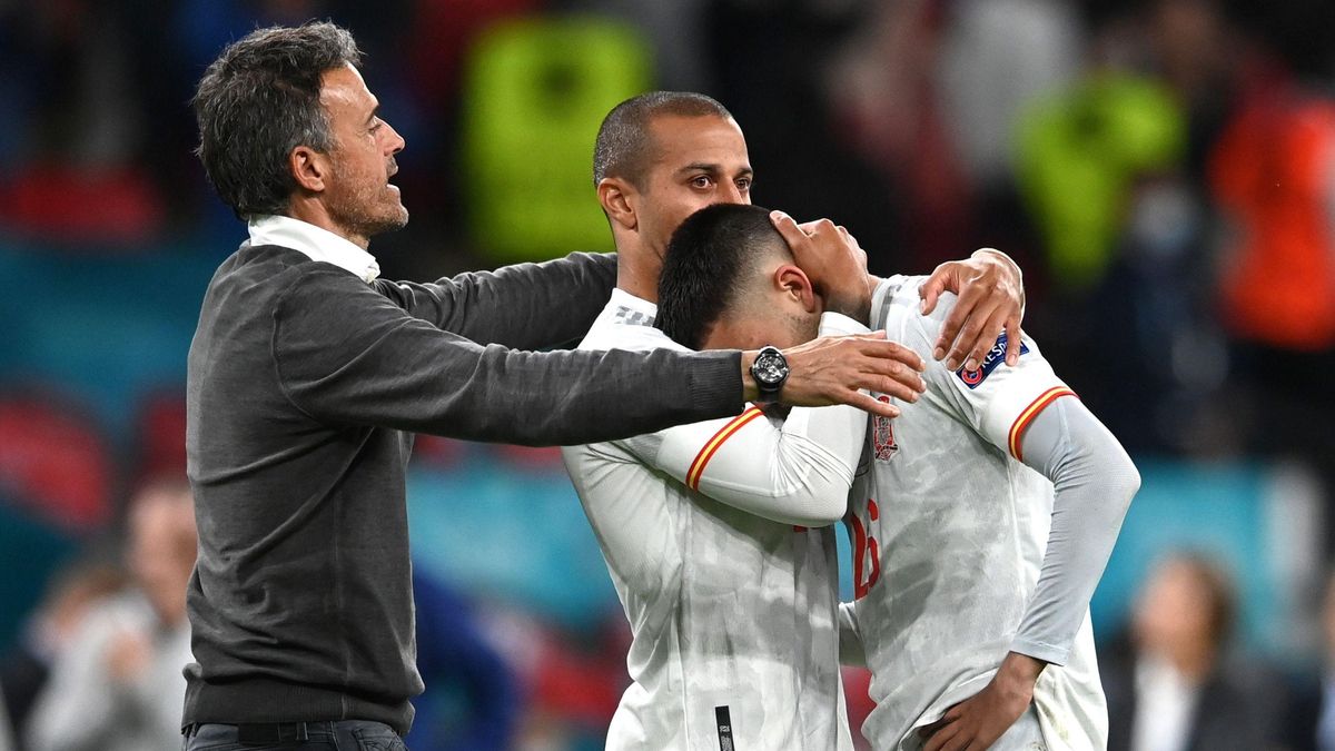 Pedri rompe a llorar, consolado por Thiago y Luis Enrique, este martes en Wembley. Pedri rompe a llorar, consolado por Thiago y Luis Enrique, este martes en Wembley.