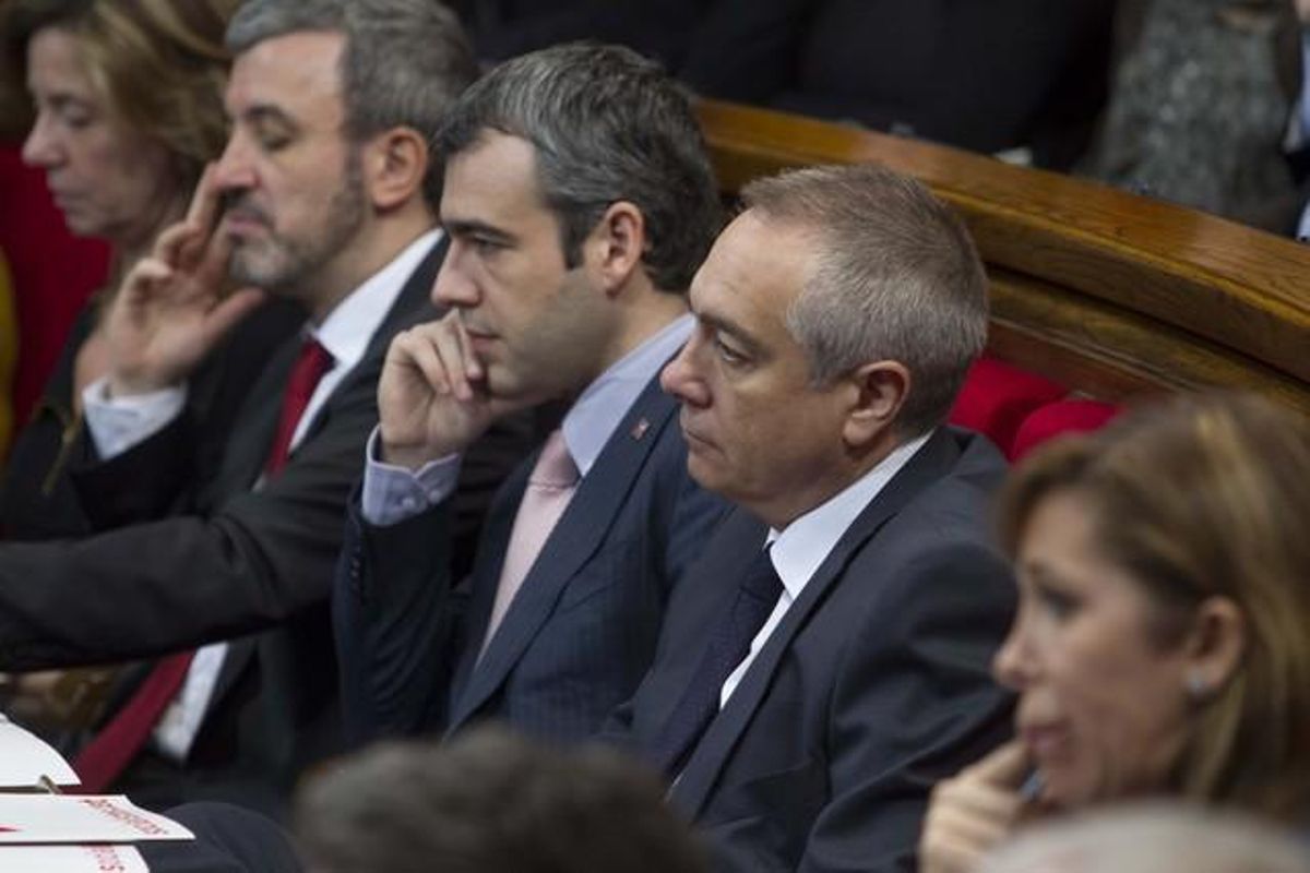 Pere Navarro, junto a Maurici Lucena, en sus escaños, en el Parlament. Pere Navarro, junto a Maurici Lucena, en sus escaños, en el Parlament.