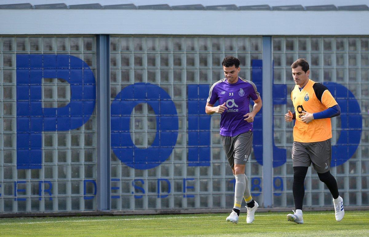 Pepe (i) y Casillas en el último entrenamiento del Oporto antes de jugar ante el Liverpool.