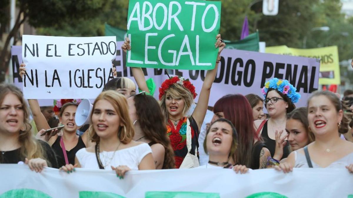 La justicia de El Salvador condena a 50 años de cárcel a una joven acusada de abortar