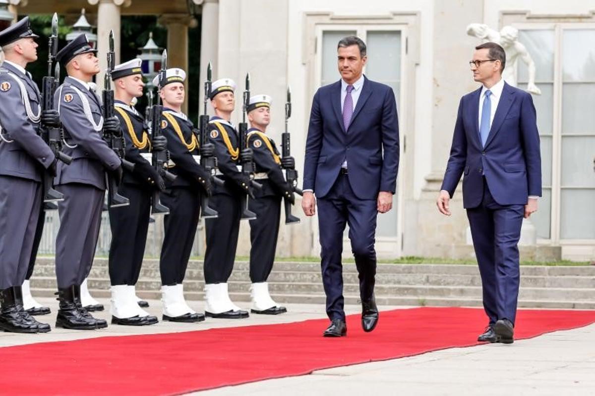 El presidente del Gobierno, Pedro Sánchez, recibido por el primer ministro de Polonia, Mateusz Morawiecki (d), en el arranque de la Reunión de Alto Nivel España-Polonia, este 27 de julio de 2022 en Varsovia.