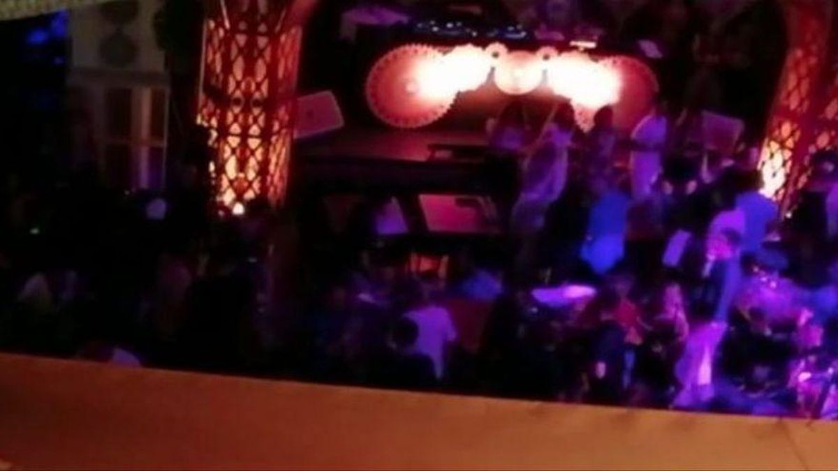 Imagen del interior del restaurante denunciado en el que se ve a varios clientes de pie bailando. Imagen del interior del restaurante denunciado en el que se ve a varios clientes de pie bailando.