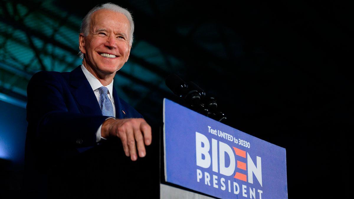El exvicepresidente de Estados Unidos Joe Biden ganó este martes las primarias demócratas en Florida, Illinois y Arizona, con lo que amplía su ventaja frente al izquierdista Bernie Sanders en una jornada electoral marcada por el coronavirus.