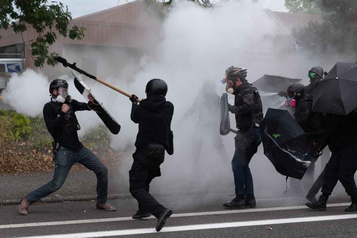 Enfrentamientos entre Proud Boys y antifas en Portland.