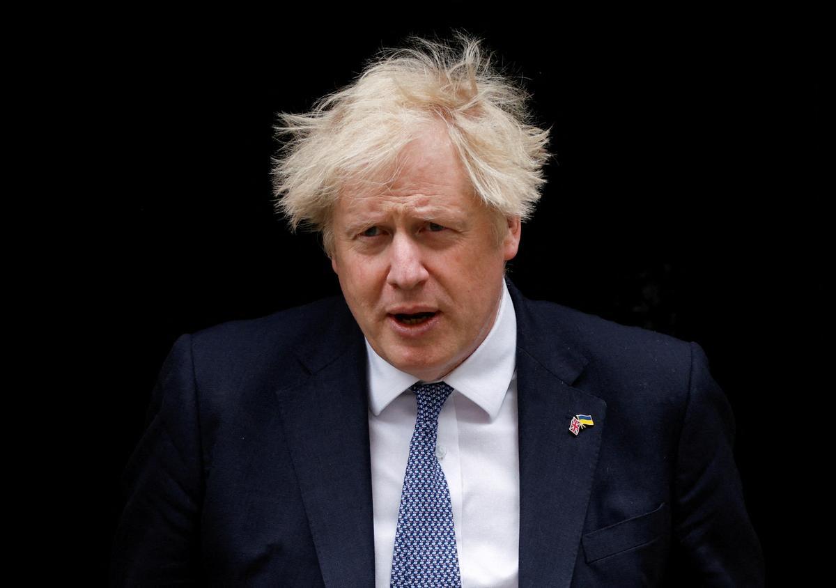 El primer ministro británico, Boris Johnson, sale del número 10 de Downing Street en Londres, Reino Unido, el 26 de mayo de 2022.