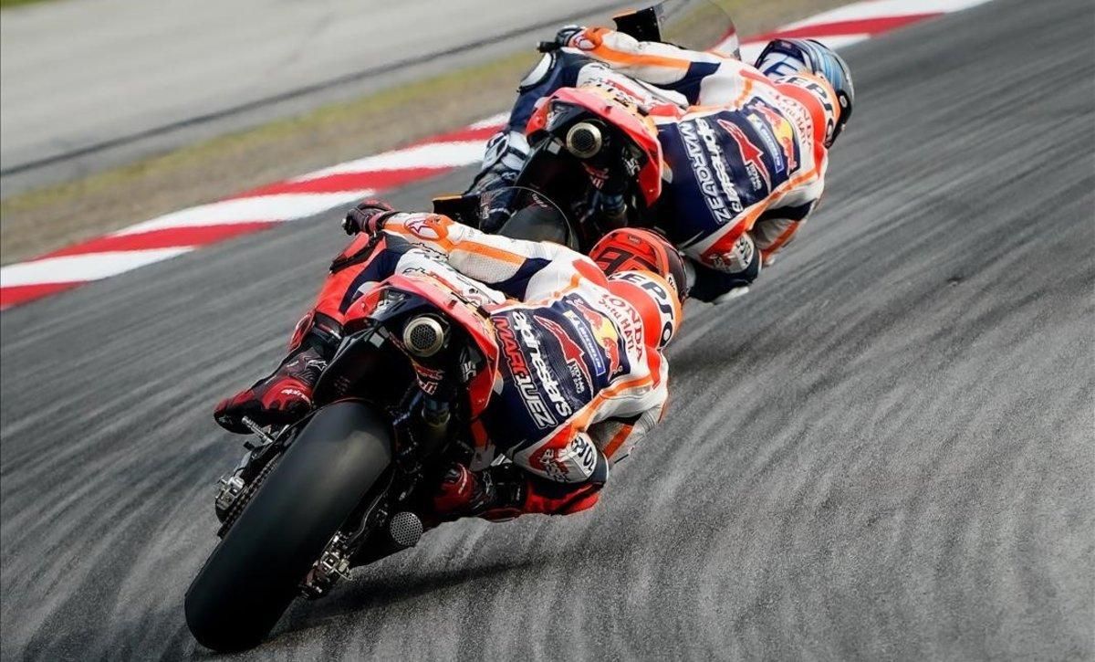 Marc Márquez, en primer término, dio ayer varias vueltas detrás de su hermano Àlex, observándolo. Marc Márquez, en primer término, dio ayer varias vueltas detrás de su hermano Àlex, observándolo.