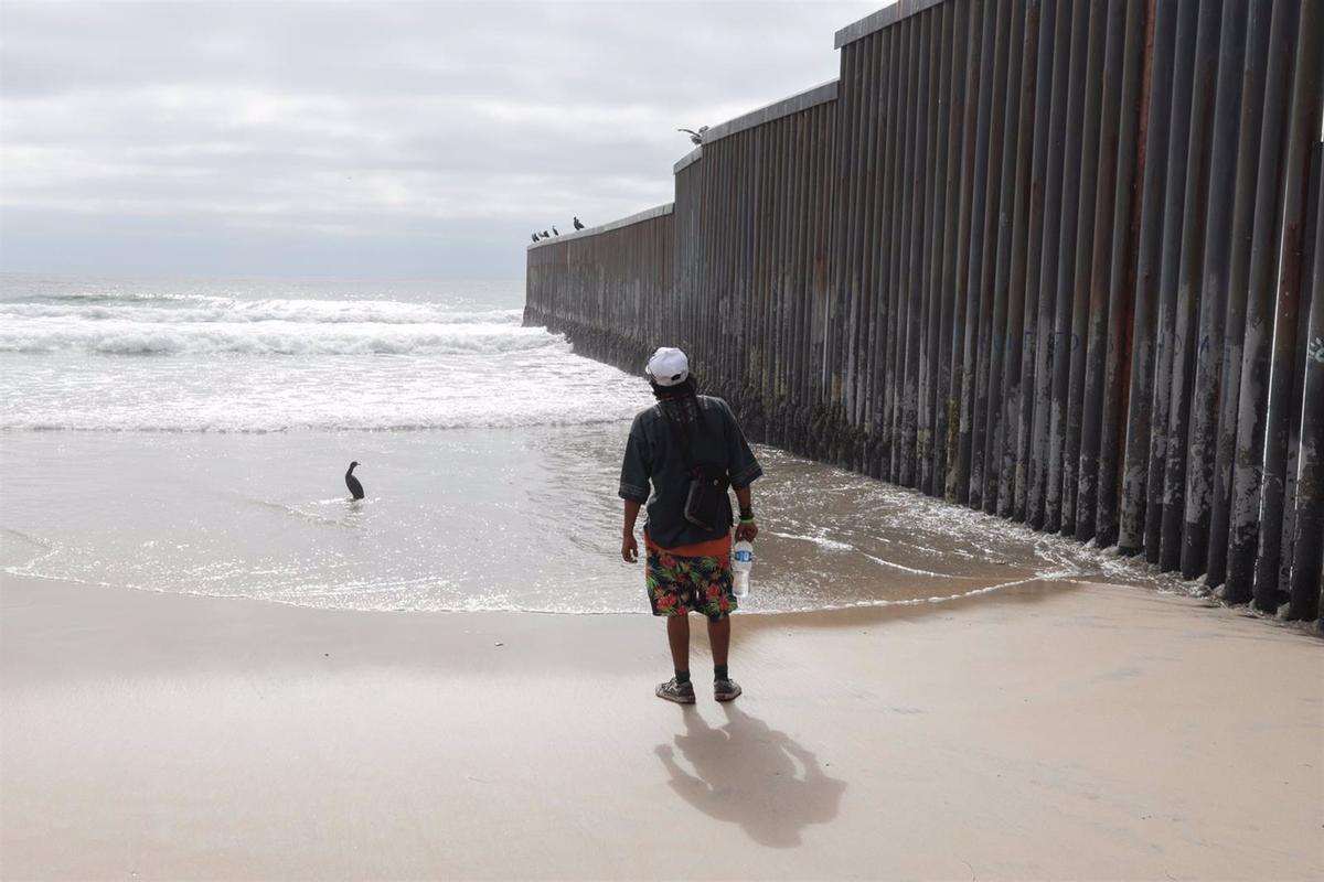 Trump se despide de su muro con México, una promesa cumplida a medias