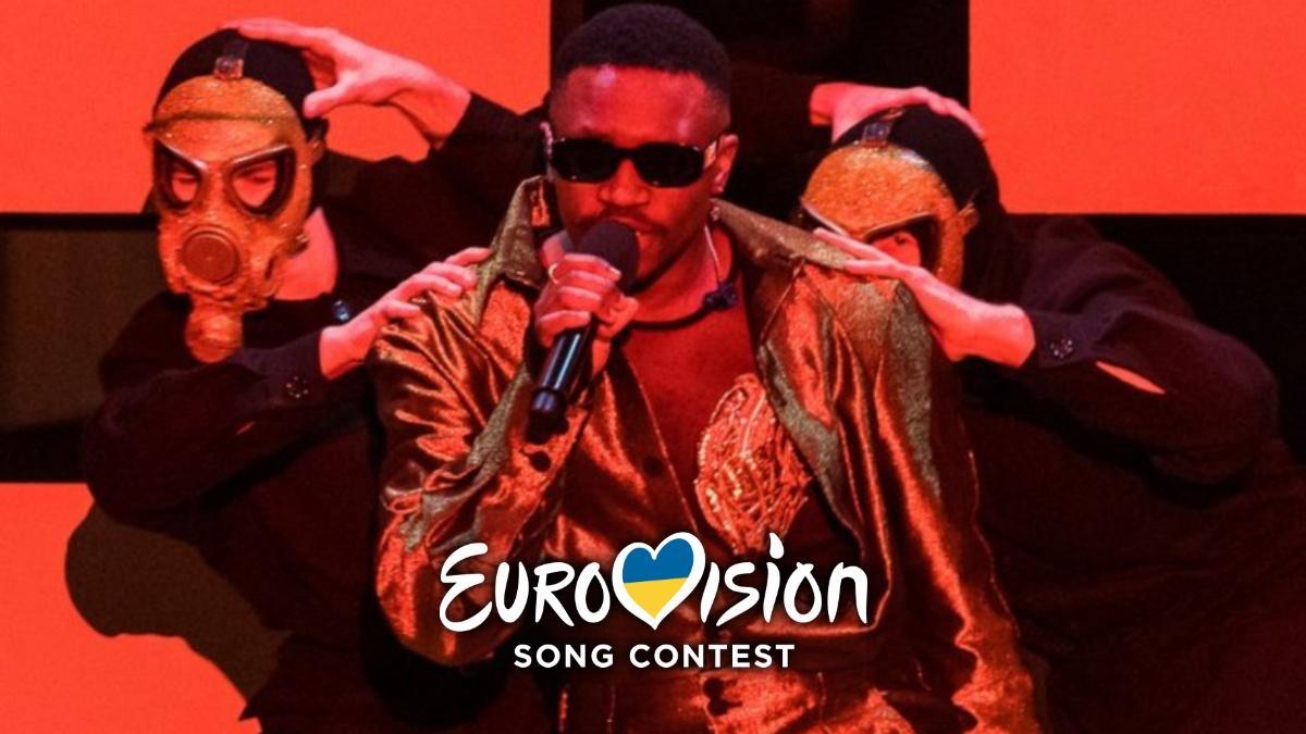Televisor encendido con la actuación de Ucrania en Eurovisión 2023 y gráficos de votación sobre un salón en penumbra