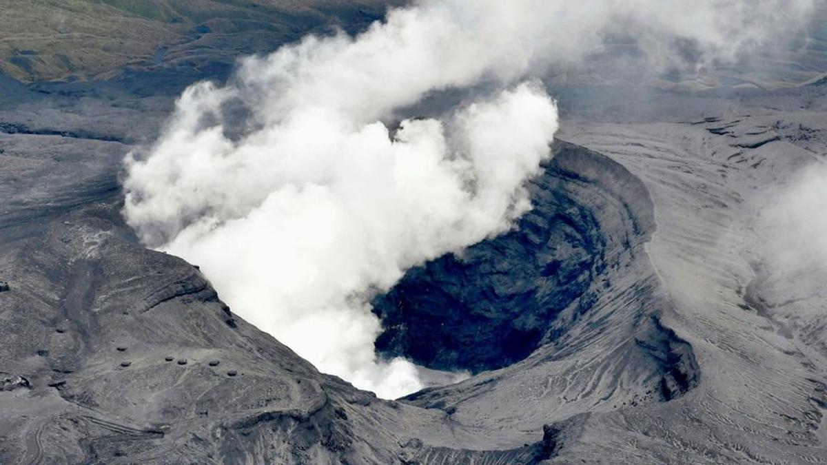 El Monte Aso japonés entra en erupción