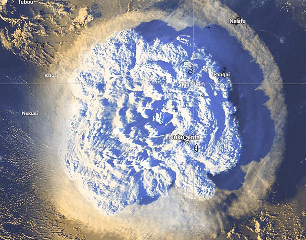 Imágenes satelitales de la erupción del volcán de Tonga y su posterior tsunami