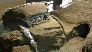 Descoberta a Pompeia una carrossa cerimonial gairebé intacta