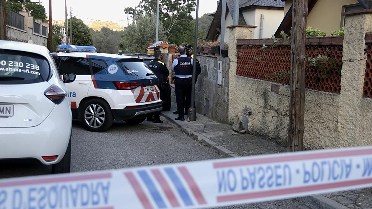 Los Mossos en el domicilio de Corbera, escenario del crimen. Los Mossos en el domicilio de Corbera, escenario del crimen.