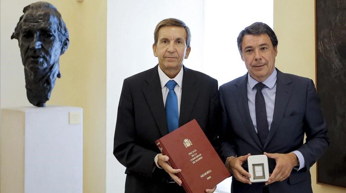 Ignacio González y Manuel Moix en septiembre del 2014, cuando eran presidente de la Comunidad de Madrid y fiscal jefe de Madrid, respectivamente.