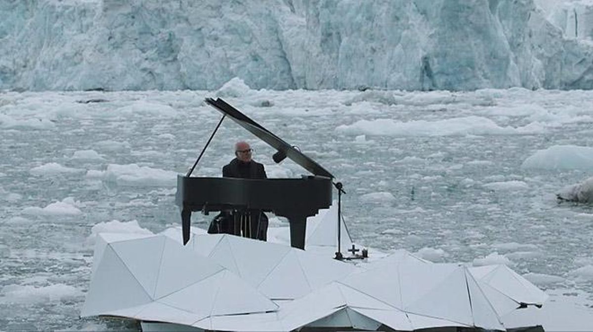 El pianista Ludovico Einaudi, en su concierto de colaboración con Greenpeace para salvar el Ártico. El pianista Ludovico Einaudi, en su concierto de colaboración con Greenpeace para salvar el Ártico.