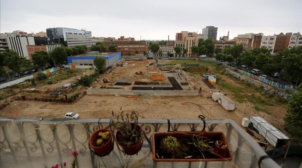 El solar donde se construyen dos hoteles, en la calle de Llull, ahora paralizados, visto desde una de las fincas que el movimiento de tierras obligó a evacuar. El solar donde se construyen dos hoteles, en la calle de Llull, ahora paralizados, visto desde una de las fincas que el movimiento de tierras obligó a evacuar.