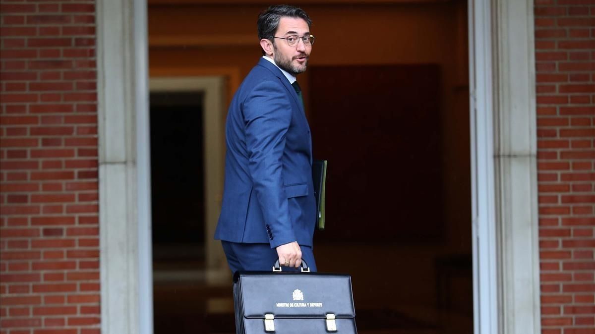 Màxim Huerta, minstro de Cultura y Deportes, entrando en reunión de ministros del pasado viernes. Màxim Huerta, minstro de Cultura y Deportes, entrando en reunión de ministros del pasado viernes.