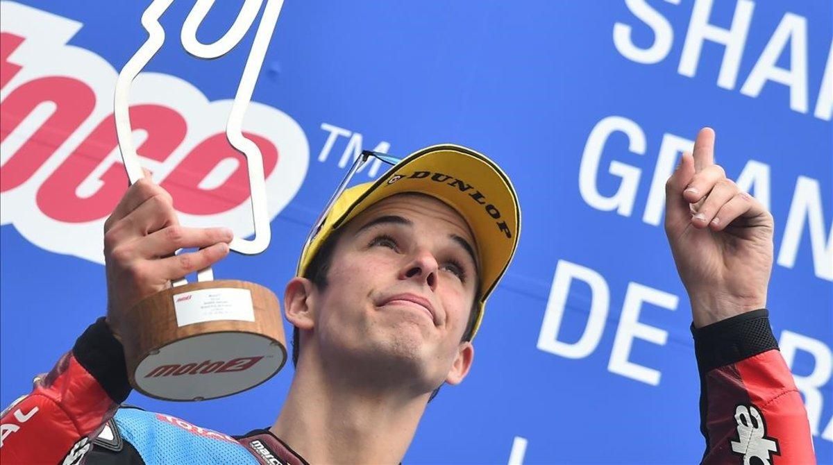 Àlex Márquez celebra, en el podio de Le Mans, su victoria en Moto2. Àlex Márquez celebra, en el podio de Le Mans, su victoria en Moto2.