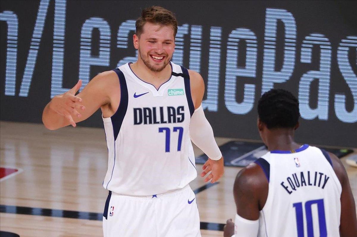 Doncic celebra un triple con su compañero Finney-Smith Doncic celebra un triple con su compañero Finney-Smith