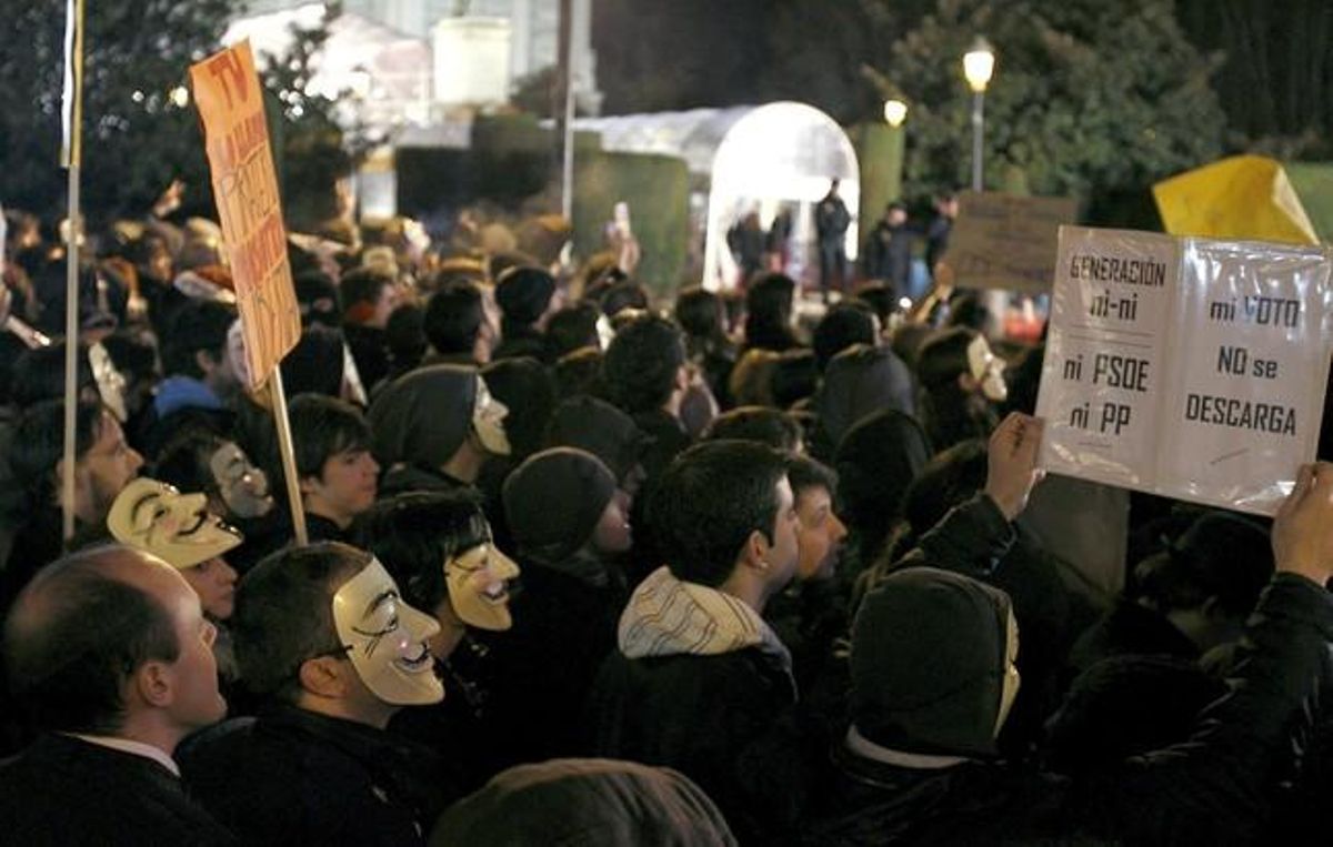 Algunos de los cientos de manifestantes que protestan contra laley Sindeen las inmediaciones del Teatro Real de Madrid. Algunos de los cientos de manifestantes que protestan contra laley Sindeen las inmediaciones del Teatro Real de Madrid.