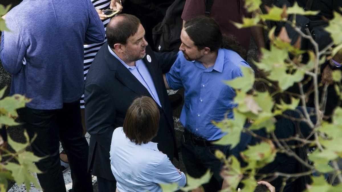 El vicepresidente del Govern, Oriol Junqueras, y el líder de Podemos, Pablo Iglesias, conversan en la manifestación antiterrorista de Barcelona. El vicepresidente del Govern, Oriol Junqueras, y el líder de Podemos, Pablo Iglesias, conversan en la manifestación antiterrorista de Barcelona.
