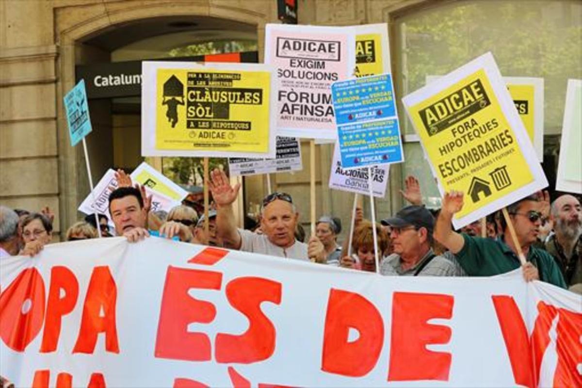 Concentración de afectados por las cláusulas suelo ante la sedede la Delegación de la Comisión Europea en Barcelona, en el 2013. Concentración de afectados por las cláusulas suelo ante la sedede la Delegación de la Comisión Europea en Barcelona, en el 2013.
