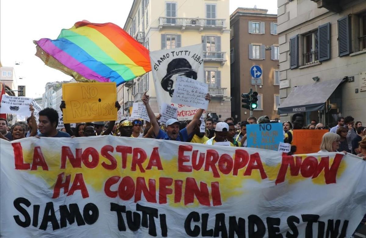 Los manifestantes en Milán con sus pancartas que llevaban el eslogan Nuestra Europa no tiene fronteras, somos todos clandestinos. 