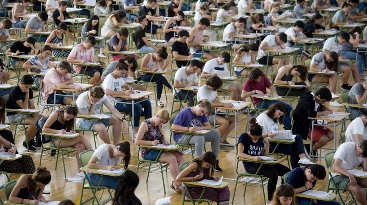 Estudiantes se examinan en un instituto de Menorca. Estudiantes se examinan en un instituto de Menorca.