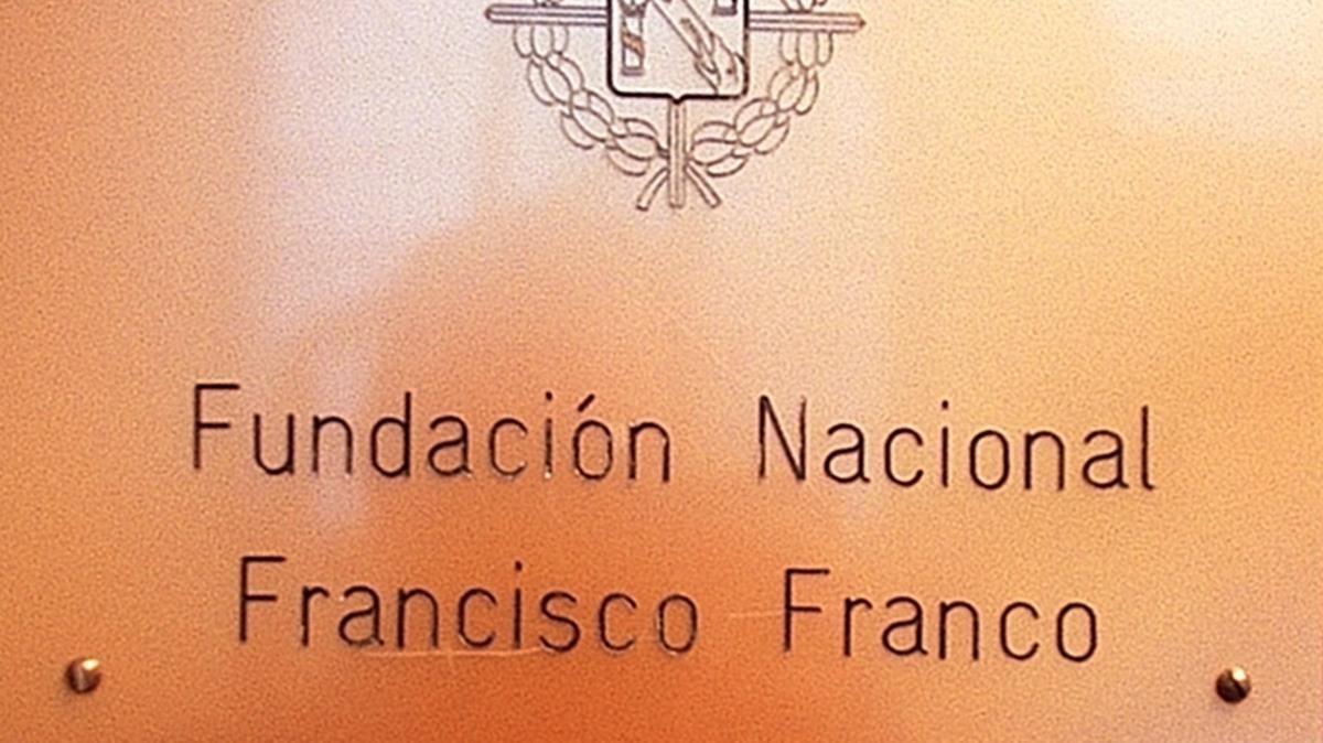 Placa de la Fundación Francisco Franco que estaba ubicada en su anterior sede.