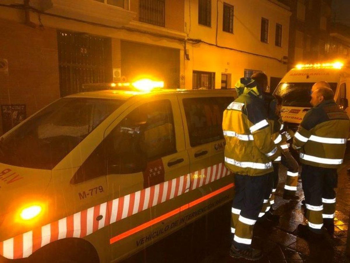 Efectivos del SUMMA 112 en las afueras del edificio donde se produjo el incidente. Efectivos del SUMMA 112 en las afueras del edificio donde se produjo el incidente.