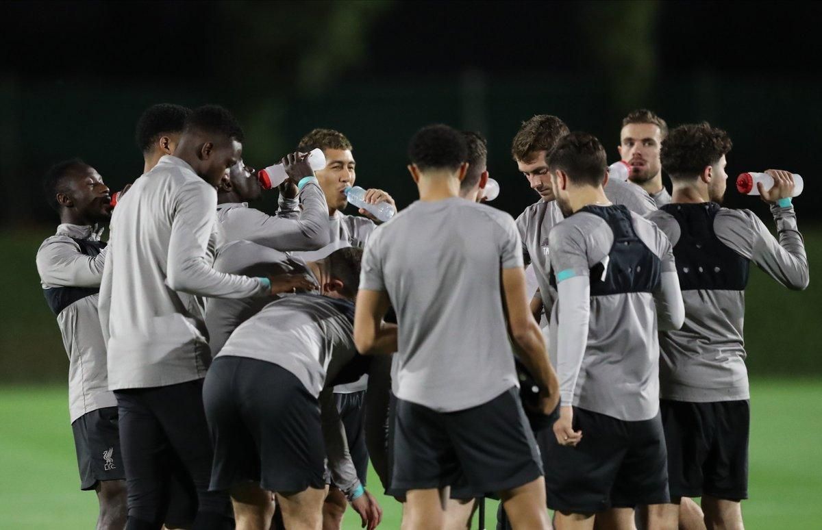 Los jugadores del Liverpool se refrescan durante el entrenamiento en Catar. Los jugadores del Liverpool se refrescan durante el entrenamiento en Catar.