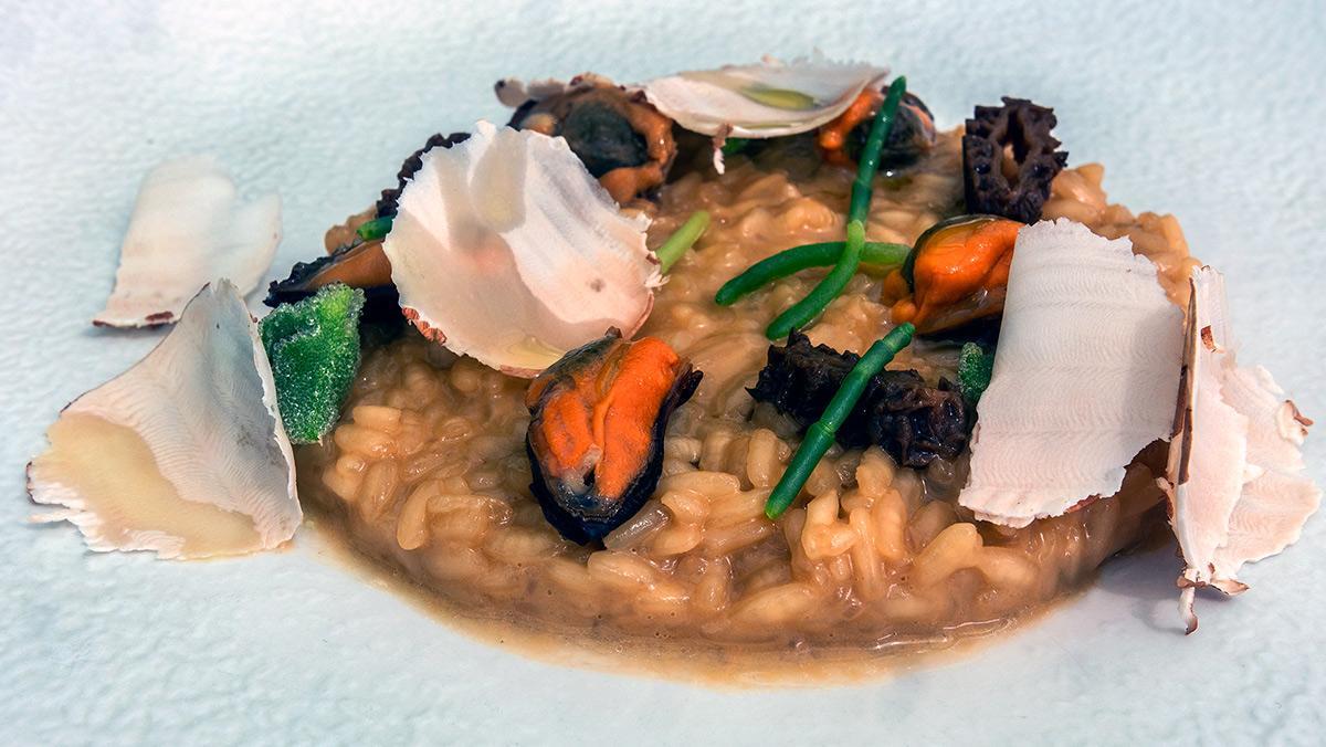 Aurelio Morales, chef de Cebo y La Terraza del Claris, enseña cómo hace el arroz Costa Brava con mejillones de roca