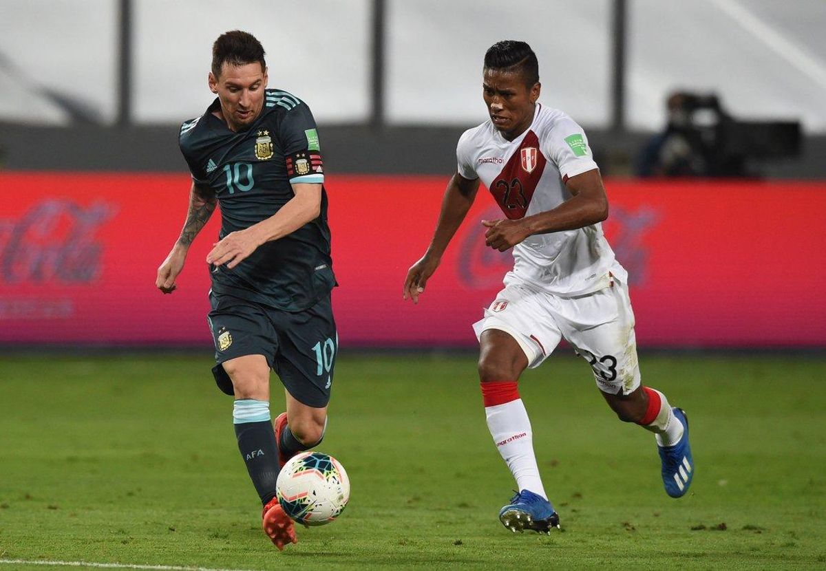 AME9081. LIMA (PERÚ), 17/11/2020.- El jugador Pedro Aquino (d) de Perú disputa el balón con Lionel Messi de Argentina hoy, en un partido de las Eliminatorias Sudamericanas para el Mundial de Catar entre las selecciones de Perú y Argentina en el estadio Nacional en Lima (Perú). EFE/ERNESTO BENAVIDES POOL AME9081. LIMA (PERÚ), 17/11/2020.- El jugador Pedro Aquino (d) de Perú disputa el balón con Lionel Messi de Argentina hoy, en un partido de las Eliminatorias Sudamericanas para el Mundial de Catar entre las selecciones de Perú y Argentina en el estadio Nacional en Lima (Perú). EFE/ERNESTO BENAVIDES POOL