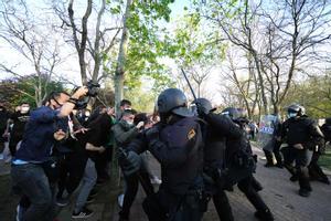 La policía carga contra los vecinos que se manifestaban en contra del acto de Vox en Vallecas, Madrid