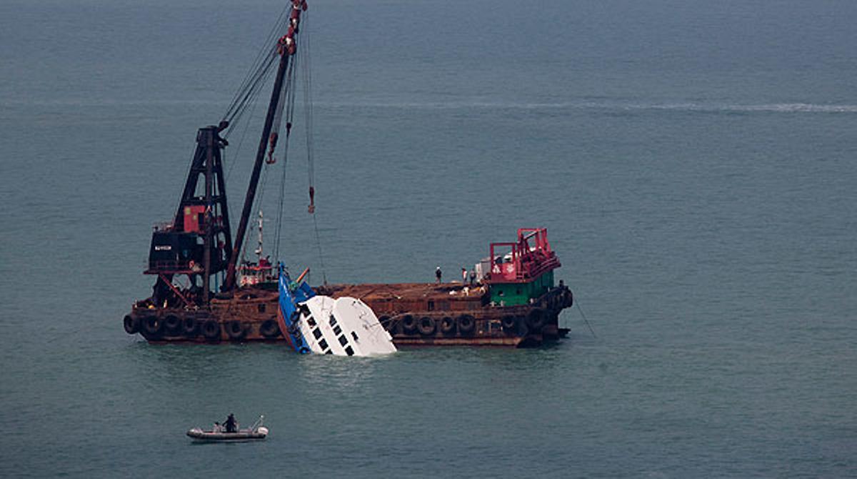 Al menos 36 muertos en un choque de barcos en Hong Kong