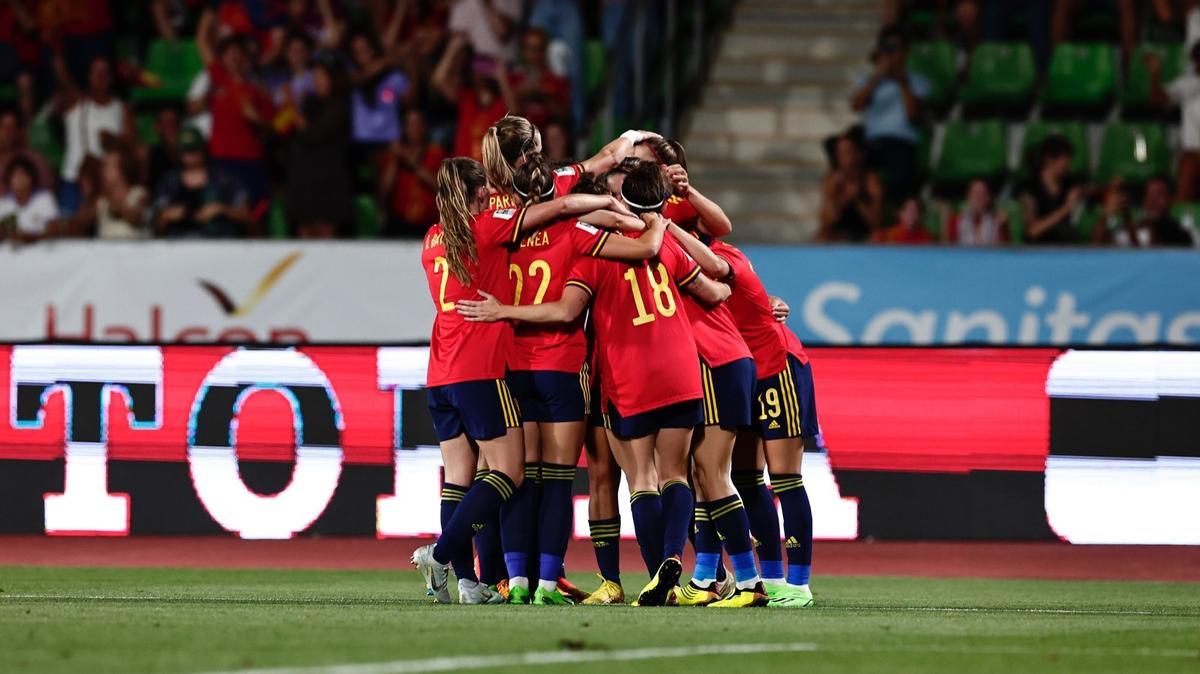 La selección española celebra el gol de Irene Paredes ante Hungría. 