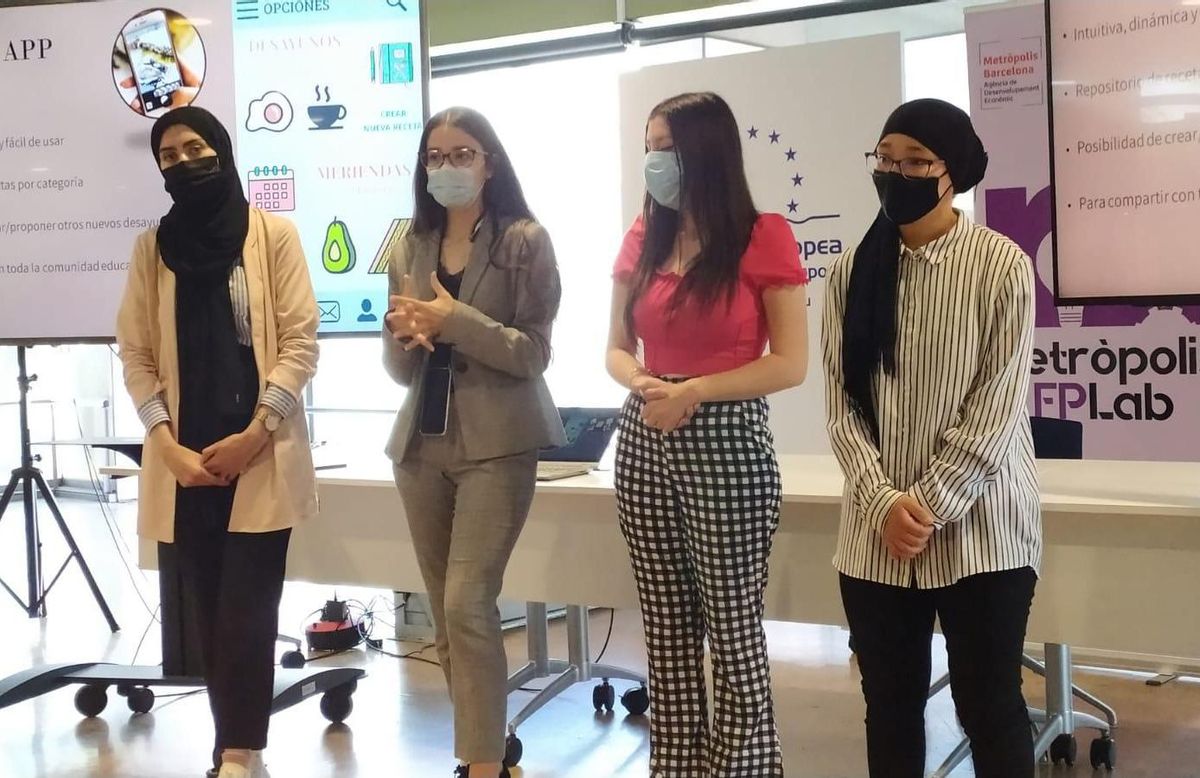 Cuatro estudiantes de Cornellá ganan el reto PEMB para mejorar la alimentación de los jóvenes Cuatro estudiantes de Cornellá ganan el reto PEMB para mejorar la alimentación de los jóvenes