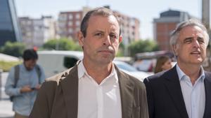 Archivo - El expresidente del FC Barcelona Sandro Rosell (c) y su abogado, Pau Molins (d), a su llegada a los Juzgados de Plaza de Castilla, a 10 de mayo de 2023, en Madrid (España)