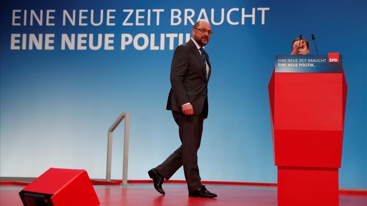 Schulz inspecciona la sala de convenciones donde se celebrará el congreso del SPD bajo el eslogan ’Nuevos tiempos necesitan nuevas políticas’, en Bonn, el 20 de enero. Schulz inspecciona la sala de convenciones donde se celebrará el congreso del SPD bajo el eslogan ’Nuevos tiempos necesitan nuevas políticas’, en Bonn, el 20 de enero.