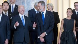 Joe Biden bromea con Felipe VI  en la cumbre de la OTAN