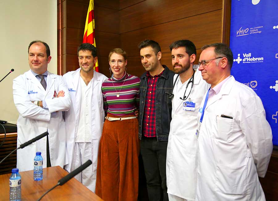 La paciente Audrey con los médicos que la salvaron