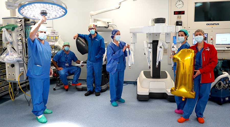 Parte del equipo que participó en el trasplante pulmonar robótico