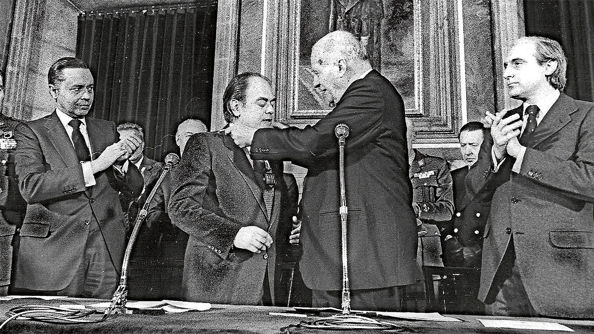 Josep Tarradellas coloca el medallón de la Generalitat a Pujol como president en 1980.
