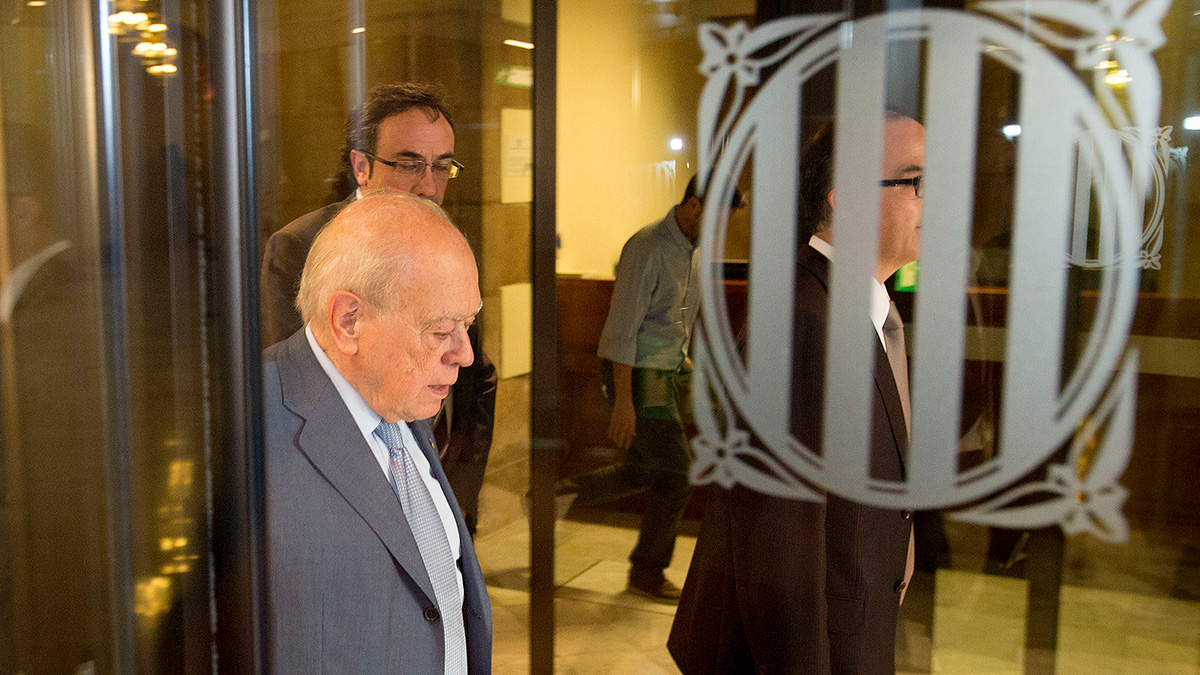 Jordi Pujol, acompañado por Jordi Turull y Jordi Rull, en el Parlament para dar explicaciones sobre el dinero oculto en paraisos fiscales. | FERRAN NADEU