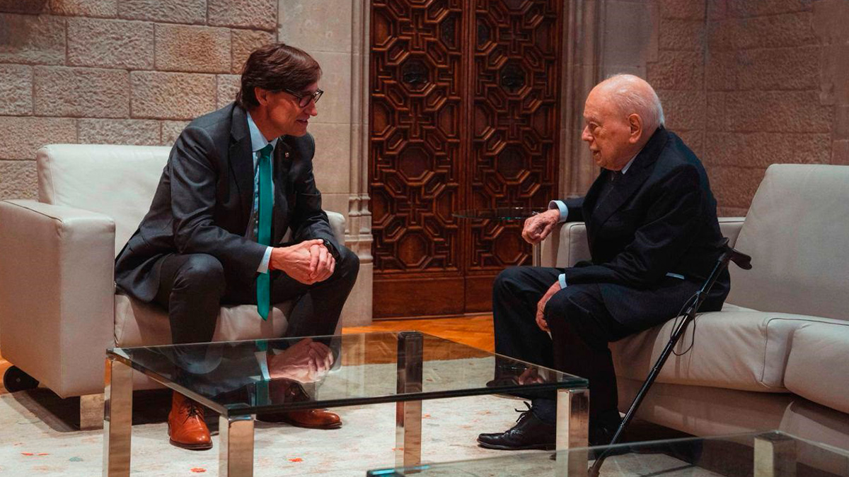 El president Salvador Illa recibe al expresident Jordi Pujol en el Palau de la Generalitat. | GOVERN